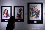 Pengunjung mengamati lukisan yang dipajang pada pameran lukisan bertema 'Women In Art' di Galeri Prabangkara, Surabaya, Jawa Timur, Kamis (31/10/2019). Sekitar 154 lukisan karya tiga perupa bernama Andreanus Gunawan, Budi Bi dan Taufik Kamajaya tersebut berlangsung sampai 2 Nopember 2019. Antara Jatim/Didik Suhartono/ZK
