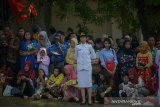 Keluarga dari calon Muda Praja Institut Pemerintahan Dalam Negeri (IPDN) menyaksikan pelantikan Muda Praja angkatan XXX di Lapangan IPDN, Jatinangor, Kabupaten Sumedang, Jawa Barat, Kamis (31/10/2019). Menteri Dalam Negeri Tito Karnavian melantik sebanyak 1.608 muda praja setelah menempuh pelatihan mental disiplin praja dan akan meneruskan pendidikan tritunggal terpusat oleh 276 dosen. ANTARA JABAR/Raisan Al Farisi/agr