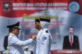 Menteri Dalam Negeri Tito Karnavian (kiri) memasangkan lencana kepada perwakian muda praja saat pelantikan Muda Praja Institut Pemerintahan Dalam Negeri (IPDN) angkatan XXX di Lapangan IPDN, Jatinangor, Kabupaten Sumedang, Jawa Barat, Kamis (31/10/2019). Menteri Dalam Negeri melantik sebanyak 1.608 muda praja setelah menempuh pelatihan mental disiplin praja dan akan meneruskan pendidikan tritunggal terpusat oleh 276 dosen. ANTARA JABAR/Raisan Al Farisi/agr