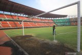 Pekerja menyiram bagian rumput yang rusak pascakerusuhan suporter Persebaya di Stadion Gelora Bung Tomo, Surabaya, Jawa Timur, Kamis (31/10/2019). Perawatan tersebut bertujuan untuk memulihkan kondisi rumput dan menunjang sarana dan fasilitas untuk terselenggaranya even olah raga di Stadion Gelora Bung Tomo. Antara Jatim/Moch Asim/zk.