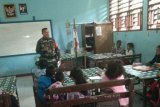 Babinsa Biak Kota bantu mengajar di SD YPK Maryendi