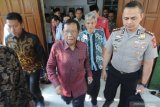 Menteri Koordinator Bidang Politik Hukum dan Keamanan (Menko Polhukam) Mahfud MD bersiap meninggalkan rumah ibundanya di Jalan Dirgahayu Pamekasan, Jawa Timur, Jumat (1/11/2019). elain bersilaturrahmi dengan kerabat, Mahfud MD juga menyempatkan berziarah ke makam ayahnya di Desa Pakpak, Pamekasan. Antara Jatim/Saiful Bahri/zk