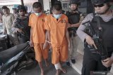 Polisi menggelandang FI da, MRS, dua tersangka pelaku pembunuhan pasangan suami-istri di Tulungagung, Jawa Timur, Jumat (1/11/2019). Kedua pelaku dibekuk setelah setahun lebih kabur ke Kalimantan pascamembunuh sepasang suami-istri di wilayah Tulungagung selatan karena masalah jasa layanan pengurusan STNK. Antara Jatim/Destyan Sujarwoko/zk