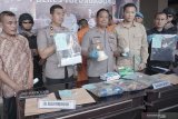 Kapolres Tulungagung AKBP EEva Guna Pandia (tengah) didampingi Wakapolres Kompol Ki Agung Tri (kedua kiri) dan Kasat Reskrim AKP Hendi Septiadi (kedua kanan) menunjukkan barang bukti berikut dua pelaku pembunuhan pasangan suami istri (pasutri) di Mapolres Tulungagung, Tulungagung, Jawa Timur, Jumat (1/11/2019). Kedua pelaku dibekuk setelah setahun lebih kabur ke Kalimantan pascamembunuh sepasang suami-istri di wilayah Tulungagung selatan karena masalah jasa layanan pengurusan STNK. Antara Jatim/Destyan Sujarwoko/zk