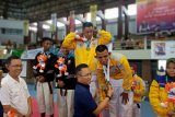 Sekprov dan Ketua KONI Lampung serahkan medali emas kempo