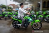 Petugas mencoba motor listrik yang diberi nama 