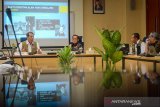 Kepala BNPB Doni Monardo (kiri) bersama Rektor ITB Kadarsah Suryadi (kedua kiri) memberikan pemaparan saat diskusi dan peluncuran perguruan tinggi tangguh bencana di Gedung Rektorat ITB, Bandung, Jawa Barat, Jumat (1/11/2019). Program yang digagas oleh ITB, BNPB, Kemenristekdikti dan Forum Perguruan Tinggi Pengurangan Risiko Bencana Indonesia tersebut ditujukan agar perguruan tinggi dapat mengurangi risiko bencana alam, dari mulai riset hingga mitigasi bencana. ANTARA JABAR/Raisan Al Farisi/agr