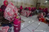 Para pembatik melukis lembaran-lembaran kain bahan mentah batik cap usai diresmikannya Kampung Batik Bright Gas oleh PT Pertamina (persero) Marketing Operation Region III di pusat produksi Agnesha, Kampung Ciroyom, Kota Tasikmalaya, Jawa Barat, Jumat (1/11/2019). Sebanyak 25 perajin di sentra batik Tasikmalaya telah melakukan trade in atau tukar gratis Bright Gas, dengan dua tabung LPG Subsidi tiga kilogram sehingga diharapkan bisa digunakan tepat sasaran untuk masyarakat pra sejahtera dan usaha mikro, dengan konsumsi LPG Non Subsidi di wilayah Priangan Timur, Jabar mencapai 10.016 metrik ton (MT) pada Januari hingga September 2019. ANTARA JABAR/Adeng Bustomi/agr