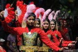 Model memperagakan busana batik Pamekasan saat Kirab Budaya Madura di Pamekasan, Jawa Timur, Minggu (3/11/2019). Kirab budaya Madura dalam rangka menyambut HUT ke 489 Kabupaten Pamekasan itu, menampilkan berbagai seni budaya masyarakat setempat salah satunya batik khas Pamekasan yang mampu menembus pasar Afrika. Antara Jatim/Saiful Bahri/zk