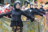 Model memperagakan busana batik Pamekasan saat Kirab Budaya Madura di Pamekasan, Jawa Timur, Minggu (3/11/2019). Kirab budaya Madura dalam rangka menyambut HUT ke 489 Kabupaten Pamekasan itu, menampilkan berbagai seni budaya masyarakat setempat salah satunya batik khas Pamekasan yang mampu menembus pasar Afrika. Antara Jatim/Saiful Bahri/zk