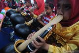 Siswa Sekolah Dasar mempertunjukkan seni musik tradisional Pamekasan 'Gebluk' saat Kirab Budaya Madura di Pamekasan, Jawa Timur, Minggu (3/11/2019). Kirab budaya Madura dalam rangka menyambut HUT ke 489 Kabupaten Pamekasan itu, menampilkan berbagai seni budaya masyarakat setempat salah satunya batik khas Pamekasan yang mampu menembus pasar Afrika. Antara Jatim/Saiful Bahri/zk