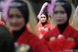 Model memperagakan busana batik Pamekasan saat Kirab Budaya Madura di Pamekasan, Jawa Timur, Minggu (3/11/2019). Kirab budaya Madura dalam rangka menyambut HUT ke 489 Kabupaten Pamekasan itu, menampilkan berbagai seni budaya masyarakat setempat salah satunya batik khas Pamekasan yang mampu menembus pasar Afrika. Antara Jatim/Saiful Bahri/zk