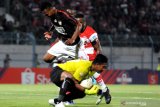 Penjaga gawang Persipura Dede Sulaiman (kanan) mengamankan bola dari sergapan pesepak bola Madura Unuted Greg Nwokolo (tengah) dalam laga Shopee Liga 1 di Stadion Gelora Bangkalan (SGB) Bangkalan, Jawa Timur, Minggu (3/11/2019). Persipura memenangi pertandingan tersebut dengan skor 2-0. Antara Jatim/Saiful Bahri/zk.