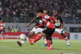 Pesepak bola Madura United (MU) Andik Vermansyah (tengah) berusaha melewati pesepak bola Persipura Yustinus Pae (kiri) dalam laga Shopee Liga 1 di Stadion Gelora Bangkalan (SGB) Bangkalan, Jawa Timur, Minggu (3/11/2019). Persipura memenangi pertandingan tersebut dengan skor 2-0. Antara Jatim/Saiful Bahri/zk.