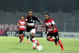 Pesepak bola Madura United (MU) Aleksandar Rakic (tengah) berusaha melewati pesepak bola Persipura Yustinus Pae (kanan) dan M. Tahir (kiri) dalam laga Shopee Liga 1 di Stadion Gelora Bangkalan (SGB) Bangkalan, Jawa Timur, Minggu (3/11/2019). Persipura memenangi pertandingan tersebut dengan skor 2-0. Antara Jatim/Saiful Bahri/zk.