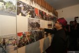 Bupati Banyuwangi Abdullah Azwar Anas melihat karya foto yang dipamerkan di Gedung Wanita, Banyuwangi, Jawa Timur, Minggu (3/11/2019). Pameran foto dengan tema 
