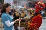 Wisatawan asal Belanda Christel Bekkers (kiri) berbincang dengan para penari usai menampilkan Tari Tolak Bala saat pembukaan Festival Kerinci di Danau Kerinci, Kerinci, Jambi, Minggu (3/11/2019). Festival Kerinci yang digelar 3-7 November dengan menampilkan atraksi seni dan budaya setempat tersebut turut memeriahkan kejuaraan balap sepeda Tour de Singkarak (TdS) yang pada 8 November nanti akan melintasi Kabupaten Kerinci dari Air terjun Telun Berasap menuju Danau Kerinci. ANTARA FOTO/Wahdi Septiawan/foc