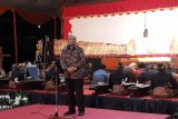 Rektor Universitas Pancasila Prof Wahono Sumaryono ketika memberikan sambutan dalam Pagelaran Akbar Wayang Kulit 2019 dalam rangka HUT UP ke-53 di Jakarta dengan lakon Brojodento Labuh. ANTARA/Foto: Feru Lantara