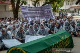 Ratusan karyawan RSUD Al Ihsan yang terdiri dari dokter, perawat dan staf melakukan aksi di kompleks RSUD Al Ihsan, Kabupaten Bandung, Jawa Barat, Senin (4/11/2019). Dalam aksinya mereka menuntut Pemerintah Provinsi Jawa Barat untuk menyelesaikan status pegawai NPNS yang berkeadilan serta sistem penggajian yang sesuai dengan ketentuan yang berlaku. ANTARA FOTO/Raisan Al Farisi/agr