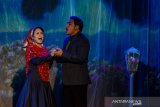 Penyanyi Sopran Ati Sriati  (kiri) bersama Penyanyi Tenor Farman Purnama (kanan) membawakan lagu pada konser amal bertajuk Nada Nada Nan Tak Bertepi di Institut Francais Indonesia, Bandung, Jawa Barat, Minggu (3/11/2019). Konser amal penyanyi yang telah 58 tahun di bidang musik seriosa tersebut diselenggarakan bekerjasama  dengan Mainteater untuk penggalangan dana untuk Pusat Pengembangan Potensi Anak (PUSPPA) Surya kanti Bandung yang fokus terhadap deteksi gangguan perkembangan anak usia dini. ANTARA JABAR/Novrian Arbi/agr