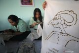 Pelajar dari National Chimei Senior High School, Taiwan belajar membatik dengan motif wayang di SMA Muhammadiyah 2, Surabaya, Jawa Timur, Senin (4/11/2019). Kegiatan yang menjadi bagian dari program kerja sama 