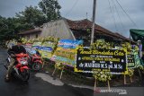 Deretan karangan bunga terpajang didepan rumah duka Pembalap moto GP asal Indonesia Afridza Syach MunandarÂ di Perum Taman Sari Indah Blok D9, Kersamenak, Kota Tasikmalaya, Jawa Barat, Minggu (3/11/2019). Afridza Syach Munandar, meninggal dunia akibat kecelakaan sesi race 1 kejuaraanÂ Asia Talent CupÂ 2019 yang digelar di Sirkuit Sepang, Malaysia, pada Sabtu, 2 November 2019 dan jenazah akan dipulangkan dari Malaysia, Senin (4/11) siang untuk disemayamkan dirumah duka. ANTARA JABAR/Adeng Bustomi/agr