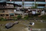 Suasana permukiman kumuh di Bantaran Sungai Cikapundung, Cihampelas, Bandung, Jawa Barat, Senin (4/11/2019). Balai Prasarana Permukiman Wilayah Jawa Barat Kementerian PUPR mencatat, Kota Bandung memiliki wilayah kumuh terbesar di Jawa Barat yang mencapai 1.400 hektare wilayah kumuh. ANTARA JABAR/Raisan Al Farisi/agr