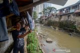 Aktivitas warga permukiman di Bantaran Sungai Cikapundung, Cihampelas, Bandung, Jawa Barat, Senin (4/11/2019). Balai Prasarana Permukiman Wilayah Jawa Barat Kementerian PUPR mencatat, Kota Bandung memiliki wilayah kumuh terbesar di Jawa Barat yang mencapai 1.400 hektare wilayah kumuh. ANTARA JABAR/Raisan Al Farisi/agr