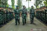 Panglima Divisi Infanteri 1 Kostrad Mayjen TNI Agus Rahman (tengah) berjalan menuju lokasi pemeriksakaan kesiapan Satgas Pamtas RI-Papua Nugini Yonif Para Raider 305 Kostrad di Batalyon Infanteri Para Raider 305/Tengkorak, Karawang, Jawa Barat, Senin (04/11/2019). Sebanyak 450 personel menjalani persiapan Satgas Pamtas berupa pemeriksaan seluruh peralatan pasukan yang akan menjalankan misi pengamanan daerah perbatasan Indonesia-Papua Nugini yang diperkirakan selama sembilan bulan. ANTARA JABAR/M Ibnu Chazar/agr