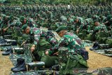 Pasukan Satgas Pamtas RI-Papua Nugini Yonif Para Raider 305 melakukan pemeriksaan peralatan di Batalyon Infanteri Para Raider 305/Tengkorak, Karawang, Jawa Barat, Senin(04/11/2019). Sebanyak 450 personel menjalani persiapan Satgas Pamtas berupa pemeriksaan seluruh peralatan pasukan yang akan menjalankan misi pengamanan daerah perbatasan Indonesia-Papua Nugini yang diperkirakan selama sembilan bulan. ANTARA JABAR/M Ibnu Chazar/agr