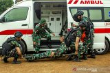 Pasukan Satgas Pamtas RI-Papua Nugini (PNG) Yonif Para Raider 305 melakukan simulasi evakuasi udara di Batalyon Infanteri Para Raider 305/Tengkorak, Karawang, Jawa Barat, Senin (04/11/2019). Simulasi tersebut bertujuan untuk melatih kemampuan standar kesiagaan operasional dalam menyelamatkan personel yang terkena kontak tembak di perbatasan. Sebanyak 450 personel akan diberangkatkan untuk menjalankan misi pengamanan daerah perbatasan Indonesia-Papua Nugini selama sembilan bulan. ANTARA JABAR/M Ibnu Chazar/agr