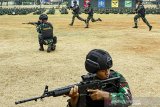 Pasukan Satgas Pamtas RI-Papua Nugini (PNG) Yonif Para Raider 305 melakukan simulasi evakuasi udara di Batalyon Infanteri Para Raider 305/Tengkorak, Karawang, Jawa Barat, Senin (04/11/2019). Simulasi tersebut bertujuan untuk melatih kemampuan standar kesiagaan operasional dalam menyelamatkan personel yang terkena kontak tembak di perbatasan. Sebanyak 450 personel akan diberangkatkan untuk menjalankan misi pengamanan daerah perbatasan Indonesia-Papua Nugini selama sembilan bulan. ANTARA JABAR/M Ibnu Chazar/agr