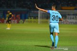 Pemain Persela Eky Taufik saat pertandingan Liga 1 2019 melawan Barito Putera di Stadion Surajaya Lamongan, Jawa Timur, Senin (4/11/2019). Dalam pertandingan itu Persela ditahan imbang Barito dengan skor 0-0. Antara Jatim/Syaiful Arif/zk.