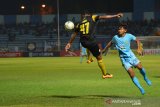 Pemain Persela Riyatno Abiyoso (kanan) berebut bola dengan Donny Harold Monim (kiri) dalam pertandingan Liga 1 2019 di Stadion Surajaya Lamongan, Jawa Timur, Senin (4/11/2019). Dalam pertandingan itu Persela ditahan imbang Barito dengan skor 0-0. Antara Jatim/Syaiful Arif/zk.