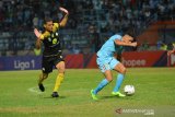 Pemain Persela Rafael Gomes De Oliviera (kanan) berebut bola dengan pemain Barito Putera Cassio Fransisco De Jesus (kiri) dalam pertandingan Liga 1 2019 di Stadion Surajaya Lamongan, Jawa Timur, Senin (4/11/2019).  Dalam pertandingan itu Persela ditahan imbang Barito dengan skor 0-0. Antara Jatim/Syaiful Arif/zk.