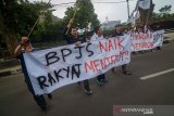 Massa yang tergabung dalam Kesatuan Aksi Mahasiswa Muslim Indonesia (KAMMI) melakukan aksi di halaman Gedung Sate, Bandung, Jawa Barat, Selasa (5/11/2019). Dalam aksinya mereka menuntut pemerintah untuk membatalkan kenaikan BPJS Kesehatan sebesar 100 persen serta perbaikan pengelolaan dan peningkatan kualitas layanan BPJS. ANTARA JABAR/Raisan Al Farisi/agr