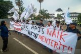 Massa yang tergabung dalam Kesatuan Aksi Mahasiswa Muslim Indonesia (KAMMI) melakukan aksi di halaman Gedung Sate, Bandung, Jawa Barat, Selasa (5/11/2019). Dalam aksinya mereka menuntut pemerintah untuk membatalkan kenaikan BPJS Kesehatan sebesar 100 persen serta perbaikan pengelolaan dan peningkatan kualitas layanan BPJS. ANTARA JABAR/Raisan Al Farisi/agr