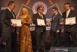 BANK SYARIAH MANDIRI RAIH TIGA PENGHARGAAN IRBA. Direktur IT & Operation Bank Syariah Mandiri Achmad Syafii (tengah) bersama Group Head Corporate Secretary Ahmad Reza (kanan), dan Group Head IT Hikmat Dani Wijaya (kiri) berbincang dengan Founder Islamic Retail Banking Award (IRBA) Humayon Dar (kedua kanan) serta Chairman Sofiza Azmi (kedua kiri) usai penyerahan penghargaan pada acara 5th Islamic Retail Banking Award 2019 di Muscat, Oman, Senin (4/11/2019) malam. Bank Syariah Mandiri menyabet tiga penghargaan dari Cambridge International Financial Advisory sebagai Strongest Islamic Retail Bank in Indonesia 2019, Most Innovative Islamic Retail Bank in Indonesia 2019, serta Best Sustainable Finance Strategy 2019. ANTARA FOTO/Asep Fathulrahman/ANTARA FOTO/ASEP FATHULRAHMAN (ANTARA FOTO/ASEP FATHULRAHMAN)