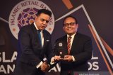 BANK SYARIAH MANDIRI RAIH TIGA PENGHARGAAN IRBA. Direktur IT & Operation Bank Syariah Mandiri Achmad Syafii (kanan) menerima penghargaan dari Former British Minister for International Development over The Islamic Retail Banking Award Shahid Malik (kiri) pada acara 5th Islamic Retail Banking Award 2019 di Muscat, Oman, Senin (4/11/2019) malam. Bank Syariah Mandiri menyabet tiga penghargaan dari Cambridge International Financial Advisory sebagai Strongest Islamic Retail Bank in Indonesia 2019, Most Innovative Islamic Retail Bank in Indonesia 2019, serta Best Sustainable Finance Strategy 2019. ANTARA FOTO/Asep Fathulrahman/ANTARA FOTO/ASEP FATHULRAHMAN (ANTARA FOTO/ASEP FATHULRAHMAN)