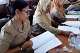 Peserta mengikuti Bimbingan Teknis (Bimtek) Pelayanan ‘One Stop Service’ Desa (pelayanan selesai di tingkat desa) Dokumen Kependudukan di ruang pertemuan Dinas Kependudukan dan Pencatatan Sipil Kabupaten Madiun, Jawa Timur, Senin (4/11/2019). Bimtek yang diikuti 206 Petugas Registrasi Desa dari 206 desa dan kelurahan tersebut dimaksudkan agar mereka mampu melaksanakan pelayanan kependudukan di desanya. Antara Jatim/Siswowidodo