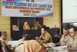 Peserta mengikuti Bimbingan Teknis (Bimtek) Pelayanan ‘One Stop Service’ Desa (pelayanan selesai di tingkat desa) Dokumen Kependudukan di ruang pertemuan Dinas Kependudukan dan Pencatatan Sipil Kabupaten Madiun, Jawa Timur, Senin (4/11/2019). Bimtek yang diikuti 206 Petugas Registrasi Desa dari 206 desa dan kelurahan tersebut dimaksudkan agar mereka mampu melaksanakan pelayanan kependudukan di desanya. Antara Jatim/Siswowidodo