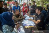 Sejumlah korban penipuan mobil murah mengumpulkan berkas  berupa nota pembayaran saat melakukan mediasi di Taman Vanda, Bandung, Jawa Barat, Selasa (5/11/2019). Sebanyak 1.100 korban penipuan kasus penjualan mobil murah oleh Aku Mobil di berbagai wilayah di Jawa Barat melakukan mediasi dengan mengumpulkan berkas pembelian untuk kemudian di proses secara hukum. ANTARA JABAR/Raisan Al Farisi/agr