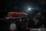 Sejumlah warga mengusung peti jenazah Afridza Syach Munandar Pembalap Moto GP saat tiba dirumah duka di  Perumahan Taman Sari, Kota Tasikmalaya, Jawa Barat, Senin (4/11/2019) malam. Kedatangan jenazah Afridza yang meninggal di Sirkuit Sepang, Malaysia, dalam ajang Asia Talent Cup 2019 pada Sabtu (2/11), disambut ribuan warga Kota Tasikmalaya.  ANTARA JABAR/Adeng Bustomi/agr