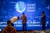 Wakil Presiden Ma'ruf Amin (tengah) menerima salam dari Wakil Gubernur Jawa Barat Uu Ruzhanul Ulum (kiri) saat pembukaan World Zakat Forum di Bandung, Jawa Barat, Selasa (5/11/2019). World Zakat Forum tersebut diikuti oleh 30 Negara dari berbagai Benua yang bertujuan untuk membahas perkembangan zakat yang terjadi di dunia. ANTARA JABAR/Raisan Al Farisi/agr