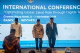 Wakil Presiden Ma'ruf Amin (tengah) berjalan menuju kursinya usai membuka World Zakat Forum di Bandung, Jawa Barat, Selasa (5/11/2019). World Zakat Forum tersebut diikuti oleh 30 Negara dari berbagai Benua yang bertujuan untuk membahas perkembangan zakat yang terjadi di dunia. ANTARA JABAR/Raisan Al Farisi/agr