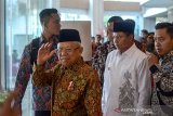 Wakil Presiden Ma'ruf Amin memberikan salam kepada awak media seusai membuka World Zakat Forum di Bandung, Jawa Barat, Selasa (5/11/2019). World Zakat Forum tersebut diikuti oleh 30 Negara dari berbagai Benua yang bertujuan untuk membahas perkembangan zakat yang terjadi di dunia. ANTARA JABAR/Raisan Al Farisi/agr