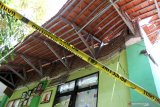 Bangunan sekolah yang ambruk di Sekolah Dasar (SD) Negeri Gentong, Kecamatan Gadingrejo, Pasuruan, Jawa Timur, Selasa (5/11/2019). Sebanyak 11 siswa mengalami luka dan 2 orang meninggal dengan rincian satu siswa dan satu guru.  Antara Jatim/Umarul Faruq/zk