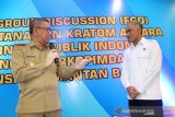 Gubernur Kalimantan Barat Sutarmidji (kiri) bersama Kepala Badan Narkotika Nasional (BNN) Komjen Pol Heru Winarko (kanan) memperlihatkan maket berisi sampel narkotika saat pembukaan Diskusi tentang Tanaman Kratom antara Kepala BNN dengan Forkopimda Kalbar di Pontianak, Kalimantan Barat, Selasa (5/11/2019). Gubernur Kalbar meminta BNN mengkaji lebih lanjut tentang manfaat Kratom (Mytragyna speciosa) karena Ia menilai tanaman tersebut tidak menimbulkan efek kecanduan dan memiliki zat bermanfaat untuk obat-obatan serta dapat mengurangi rasa sakit bius pada pasien di dunia kedokteran. ANTARA FOTO/Jessica Helena Wuysang