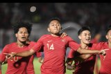 Pemain timnas Indonesia U-19 Muhammad Fajar Fathur (tengah) bersama rekan-rekannya melakukan selebrasi seusai mencetak gol ke gawang timnas Timor Leste U-19 pada laga babak kualifikasi grup K Piala Asia U-19 2020 di Stadion Madya Gelora Bung Karno, Senayan, Jakarta, Rabu (6/11/2019). ANTARA FOTO/Hafidz Mubarak A/nym.