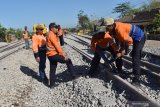 Pekerja memperbaiki rel guna menormalisasi jalur Kereta Api (KA) pascaanjloknya KA Wijaya Kusuma di kawasan Stasiun KA Barat, Magetan, Jawa Timur, Rabu (6/11/2019). KA Wijaya Kusuma relasi Gubeng Surabaya  Cilacap anjlok di lokasi tersebut Selasa (5/11) malam mengakibatkan perjalanan sejumlah KA terganggu dan mengalami keterlambatan karena jalur dalam perbaikan. Antara Jatim/Siswowidodo/zk